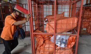 Pegawai memindahkan paket barang kiriman untuk didistribusikan ke alamat tujuan di Kantor Pos Lampung, Lampung. ANTARA FOTO/Ardiansyah/wsj. (ANTARA FOTO/ARDIANSYAH)