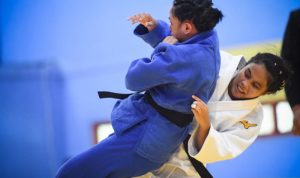 Judoka Papua Scolastika (kanan) berusaha membanting judoka Jawa Tengah Sri (kiri) pada babak penyisihan Judo Putri kelas -52Kg Peparnas Papua di GOR Trikora, Kota Jayapura, Papua, Selasa (9/11/2021). ANTARA FOTO/Rivan Awal Lingga/rwa