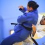 Judoka Papua Scolastika (kanan) berusaha membanting judoka Jawa Tengah Sri (kiri) pada babak penyisihan Judo Putri kelas -52Kg Peparnas Papua di GOR Trikora, Kota Jayapura, Papua, Selasa (9/11/2021). ANTARA FOTO/Rivan Awal Lingga/rwa