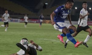 Ilustrasi - Pesepak bola Persib Bandung Febri Haryadi (kedua kanan) berusaha melewati hadangan pesepakbola Persipura Jayapura Donni Harold Monim (kiri) pada pertandingan Liga I di Stadion Manahan, Solo, Jawa Tengah, Sabtu (30/10/2021). ANTARA FOTO/Mohammad Ayudha/rwa.