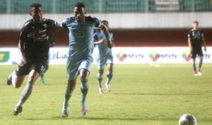 Pemain kesebelasan Persib Bandung Wander Luiz (kiri) berebut bola dengan pemain Persela Lamongan Demerson (kanan) saat Laga Liga 1 di Stadion Maguwoharjo, Sleman, D.I Yogyakarta, Kamis (4/11/2021). ANTARA FOTO/Andreas Fitri Atmoko/nz.