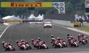 Sejumlah pembalap kelas Idemitsu Asia Talent Cup (IATC) 2021 memacu kecepatannya saat Race 1 di Pertamina Mandalika International Street Circuit, Lombok Tengah, Nusa Tenggara Barat, Jumat (19/11/2021). ANTARA FOTO/Sigid Kurniawan/wsj. (ANTARA FOTO/SIGID KURNIAWAN)