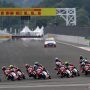 Sejumlah pembalap kelas Idemitsu Asia Talent Cup (IATC) 2021 memacu kecepatannya saat Race 1 di Pertamina Mandalika International Street Circuit, Lombok Tengah, Nusa Tenggara Barat, Jumat (19/11/2021). ANTARA FOTO/Sigid Kurniawan/wsj. (ANTARA FOTO/SIGID KURNIAWAN)