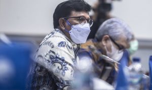 Menteri Komunikasi dan Informatika Johnny G. Plate menyampaikan paparannya saat rapat dengar pendapat (RDP) dengan Komisi I DPR tentang perkembangan persiapan pelaksanaan digitalisasi penyiaran (ASO) di komplek Parlemen, Jakarta, Selasa (16/11/2021). Menkominfo memaparkan dari total 697 lembaga penyiaran, sebanyak 277 lembaga telah bersiaran secara digital sebagai tiga tahapan pelaksanaan ASO dan berupaya proaktif dalam persiapan 420 lembaga penyiaran lainnya untuk bermigrasi ke penyiaran digital. ANTARA FOTO/Muhammad Adimaja/rwa. (ANTARA FOTO/MUHAMMAD ADIMAJA)