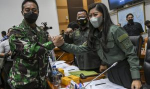 Kepala Staf TNI Angkatan Darat (KSAD) Jenderal TNI Andika Perkasa (kiri) melakukan salam komando dengan Ketua Komisi I DPR Meutya Hafid (kanan) sebelum mengikuti uji kelayakan dan kepatutan calon Panglima TNI di Komisi I DPR, Kompleks Parlemen, Senayan, Jakarta, Sabtu (6/11/2021). ANTARA FOTO/Galih Pradipta/wsj.
