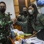 Kepala Staf TNI Angkatan Darat (KSAD) Jenderal TNI Andika Perkasa (kiri) melakukan salam komando dengan Ketua Komisi I DPR Meutya Hafid (kanan) sebelum mengikuti uji kelayakan dan kepatutan calon Panglima TNI di Komisi I DPR, Kompleks Parlemen, Senayan, Jakarta, Sabtu (6/11/2021). ANTARA FOTO/Galih Pradipta/wsj.