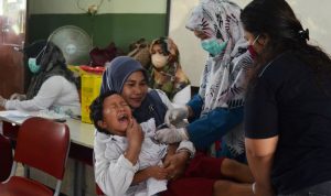 Sebelum Vaksinasi Covid-19, Anak-Anak Disarankan Lengkapi Vaksinasi Rutin Petugas kesehatan menyuntikkan vaksin kepada siswa Sekolah Dasar (SD) Negeri X Jatiasih di Bekasi, Jawa Barat, Selasa (16/11/2021). Pemberian vaksinasi Difteri Tetanus (DT) dan Tetanus Difteri (TD) kepada siswa tersebut untuk meningkatkan, penguatan, serta kekebalan imun tubuh anak terhadap penyakit. ANTARA FOTO/Suwandy/rwa.