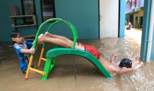 Banjir Ganggu KBM, Kemendikbudristek Perlu Kurikulum Khusus Bencana banjir kbm kemendikbudristek kurikulum khusus bencana