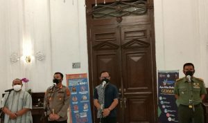 wisata bogor syarat puncak vaksin Wali Kota Bogor Bima Arya Sugiarto (kedua dari kanan) bersama Kapolresta Bogor Kota Kombes Pol Susatyo (kedua dari kiri) dan Ketua DPRD Kota Bogor Atang Trisnanto (kesatu dari kiri). (ANTARA/Linna Susanti)