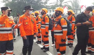 Siaga Satu, BPBD Jabar Waspadai Bencana Hidrometeorologi SIAP SIAGA: Gubernur Ridwal Kamil didampingi Kepala Pelaksana BPBD Provinsi Jabar Dani Ramdan, mengecek para personel dan perlengkapan di sela-sela Apel Bencana Tahun 2021 di Gedung Sate, Kota Bandung, Selasa (22/11).