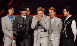 BTS Raih Penghargaan Artist of The Year di AMA 2021 BTS menerima penghargaan American Music Awards di Microsoft Theatre, Los Angeles, California, Amerika Serikat (21/11/2021) REUTERS/Mario Anzuoni (REUTERS/MARIO ANZUONI) ama 2021 artist of the year