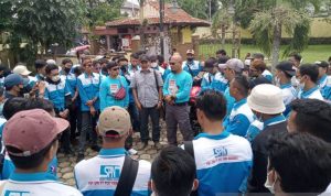 Perwakilan buruh Cianjur, Jawa Barat, melakukan audiensi ke Kantor Disnakertrans Cianjur, mengajukan usulan kenaikan Upah Minimum Kabupaten (UMK) tahun 2022 pada Senin (15/11/2021). ANTARA/ Ahmad Fikri