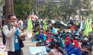 Aksi Buruh di Bandung, Desak Pemkot Rekomendasikan Kenaikan UMK Tahun 2022 Dok. Puluhan Buruh Kota Bandung gelar aksi di depan Balaikota Bandung, Selasa (23/11). Foto. Sandi Nugraha