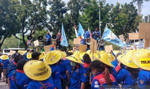 aliansi buruh mahasiswa gerakan buruh bersama rakyat aksi desak kenaikan ump 10 persen
