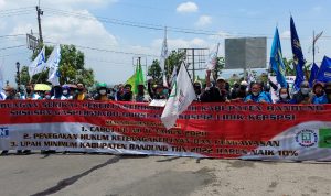 Ratusan Buruh Kabupaten Bandung melakukan aksi unjuk rasa, Selasa (2/11). (Yully S Yulianty/Jabar Ekspres)