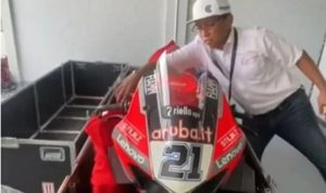 Oknum karyawan sirkuit WSBK Mandalika membuka kargo Ducati secara ilegal motor Foto: (Speedweek)