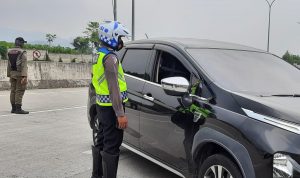 bupati bandung nataru Ilustrasi ; Anggota Sat Lantas Polresta Bandung saat melaksanakan Ganjil Genap, di Keluar Pintu Tol Soroja.