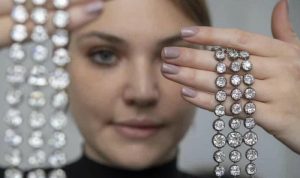 Gelang Berlian Peninggalan Marie Antoinette Dilelang, Harganya Rp136 Miliar lelang gelang marie antoinette berlian perhiasan harga