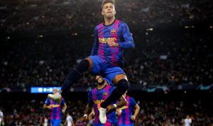 Gerard Pique melakukan selebrasi usai membobol gawang Dynamo Kyiv. Foto: Twitter @FCBarcelona