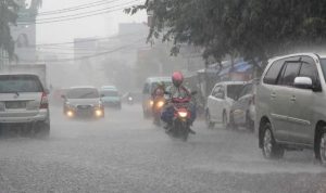 ILUSTRASI: Peringatan dini dikeluarkan BMKG terkait Cuaca ekstrem yang akan terjadi dalam sepekan kedepan. (FOTO: OKRI RIYANA/RADAR CIREBON)