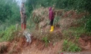 Jalan penghubung antar kabupaten di Cianjur, Jawa Barat, tepatnya di Kecamatan Takokak, sejak satu pekan terakhir belum dapat dilalui karena tertimbun longsor sepanjang 20 meter dengan ketinggian hingga 2 meter. ANTARA POTO. (Ahmad Fikri)