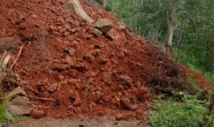 Jalan utama penghubung antardesa di Desa Pamoyanan, Kecamatan Cibinong, Cianjur, Jawa Barat, terputus akibat longsor, tiga desa terisolir, Jumat (12/11). Foto: ANTARA/Ahmad Fikri.