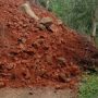 Jalan utama penghubung antardesa di Desa Pamoyanan, Kecamatan Cibinong, Cianjur, Jawa Barat, terputus akibat longsor, tiga desa terisolir, Jumat (12/11). Foto: ANTARA/Ahmad Fikri.