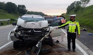 Minibus Pajero Tabrak Truk di Tol Cipali, 2 Orang Tewas