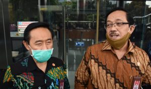 Ketua Komisi Aparatur Sipil Negara (KASN) Agus Pramusinto (kiri) didampingi Wakil Ketua Tasdik Kinanto (kanan) memberikan keterangan kepada wartawan seusai menggelar pertemuan dengan pimpinan KPK di Gedung KPK, Jakarta, Rabu (15/7/2020). ANTARA FOTO/Indrianto Eko Suwarso/aww