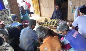Warga Tertimpa Longsoran Tanah Saat Kerja Bakti Perbaiki Saluran Irigasi Warga yang tertimpa longsoran tanah di Desa Sukagalih, Kecamatan Takokak, Kabupaten Cianjur, Provinsi Jawa Barat, pada Minggu (21/11/2021) sudah mendapat bantuan medis dari petugas kesehatan. (ANTARA/Ahmad Fikri)
