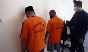 Kasat Narkoba AKP Otong Jubaedi melakukan interogasi terhadap pelaku pengedar narkoba jenis sabu, salah satu pelakunya adalah oknum petugas security Kejari Kuningan.