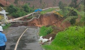 Longsor yang mengakibatkan jalan amblas mengakibatkan akses masuk ke obyek wisata kawah drajat terganggu (Foto: Istimewa)