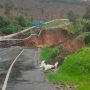 Longsor yang mengakibatkan jalan amblas mengakibatkan akses masuk ke obyek wisata kawah drajat terganggu (Foto: Istimewa)