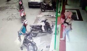 Suami Istri Bawa Bayi Datang ke Masjid Lalu Curi Sepatu dan Helm Jamaah