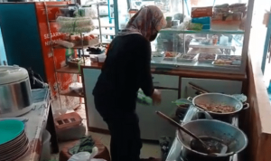 Kenaikan Harga Minyak Goreng Buat Pedagang di Cirebon Menjerit Kenaikan Harga Minyak Goreng Buat Pedagang di Cirebon Menjerit
