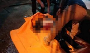 Korban penusukan yang terjadi di Rancaekek sedang dimasukan ke kantung mayat bernama Ihin Solihin.
