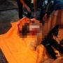 Korban penusukan yang terjadi di Rancaekek sedang dimasukan ke kantung mayat bernama Ihin Solihin.