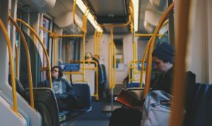 5 Jenis Karakter Penumpang Bus, Dari yang Paling Tertib Hingga Paling Menyebalkan