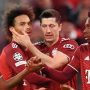 Robert Lewandowski (tengah) melakukan selebrasi usai cetak gol keempat Bayern Muenchen dalam pertandingan Grup E Liga Champions lawan Benfica pada 3 November 2021. ANTATA/REUTERS/ANDREAS GEBERT