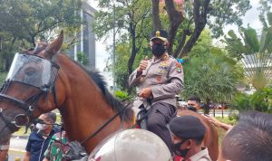 Naik Kuda, Kapolda Metro Jaya Sapa Buruh yang Unjuk Rasa di Bundaran Patung Kuda Kapolda Metro Jaya Irjen Pol Fadil Imran menaiki kuda jenis "Warmblood" bernama Ferdinand yang digunakan aparat Kepolisian sebagai pengamanan aksi buruh di Bundaran Patung Kuda, Jakarta Pusat, Kamis (25/11/2021) (ANTARA/MENTARI DWI GAYATI)