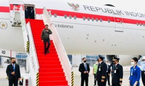 Presiden Joko Widodo tiba di Indonesia pada Jumat (5/11) tiba di Bandara Internasional Soekarno-Hatta, Tangerang, Banten, sekitar pukul 08.30 WIB setelah menempuh perjalanan selama sekitar delapan jam dari Dubai, Uni Emirat Arab menggunakan pesawat Garuda Indonesia. (ANTARA/Laily Rachev - Biro Pers Sekretariat Presiden) karantina mandiri