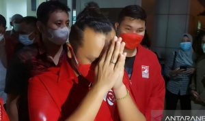 Pelaksana Ketua Umum Partai Solidaritas Indonesia Giring Ganesha saat menjenguk pasien warga Kampung Beting yang diduga keracunan nasi kotak PSI di Rumah Sakit Koja, Jakarta Utara, Senin (25/10/2021). (ANTARA/ Abdu Faisal)