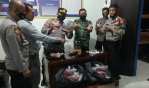 Tim gabungan Polsek Cilaku dan Koramil Cianjur, Jawa Barat mengamankan ratusan butir obat terlarang dan puluhan kantong minuman keras oplosan dari warung berkedok depot jamu di wilayah Cianjur, Minggu (7/11/2021). ANTARA/Ahmad Fikri