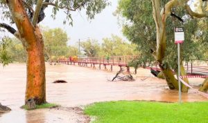 Pemandangan Sungai Todd yang meluap di Alice Springs, Northern Territory, Australia, 10 November 2021, dalam gambar diam yang diambil dari video di media sosial. (ANTARA/Alice Woods via Reuters/as)