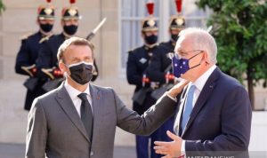 Arsip - Presiden Prancis Emmanuel Macron menyambut Perdana Menteri Australia Scott Morrison di depan Istana Elysee di Paris, Prancis, 15 Juni 2021. (ANTARA/Reuters/as)