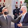 Batalkan Kesepakatan Pembangunan Kapal Selam, Dubes Prancis tuding Australia Penipu Arsip - Presiden Prancis Emmanuel Macron menyambut Perdana Menteri Australia Scott Morrison di depan Istana Elysee di Paris, Prancis, 15 Juni 2021. (ANTARA/Reuters/as)