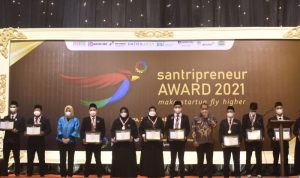 Foto bersama para nominator Santripreneur Award 2021 saat menerima penghargaan di Jakarta, Senin (22/11/2021) malam. (FOTO ANTARA/Fauzi Lamboka)