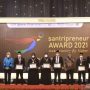 Foto bersama para nominator Santripreneur Award 2021 saat menerima penghargaan di Jakarta, Senin (22/11/2021) malam. (FOTO ANTARA/Fauzi Lamboka)