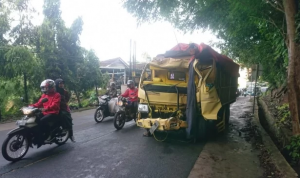 Hantam Pohon Hingga Truk Ringsek, Supir dan Kernet Terjepit