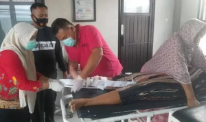 Telat Menyalakan Lampu Sein, Ibu-Ibu Patah Kaki Ditabrak Remaja